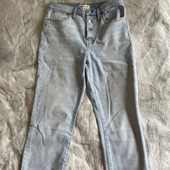 The High-Rise Slim Boyjean in Fitzgerald Wash: Button-Front Edition - 28 - Picture 8 of 9